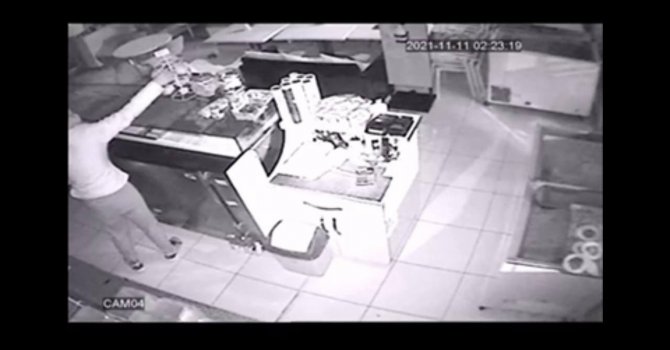 Girerken anahtar kullanmadığı pastaneden peluş anahtarlık çalarak çıktı