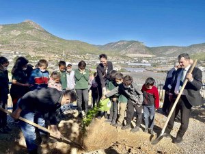 Akkuyu Nükleer A.Ş. temsilcileri, öğrencilerle birlikte mandalina fidanı dikti