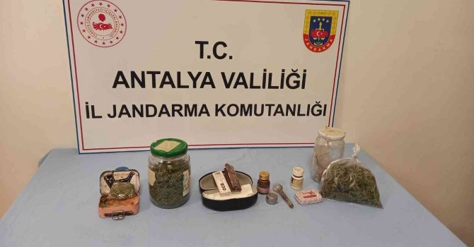 Şüphe üzerine aranan 2 şahsın aracında ve evinde çok sayıda uyuşturucu çıktı