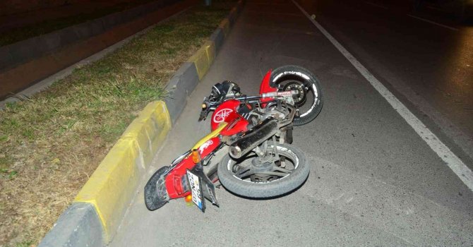 Antalya’da motosiklet refüje çarptı: 2 yaralı