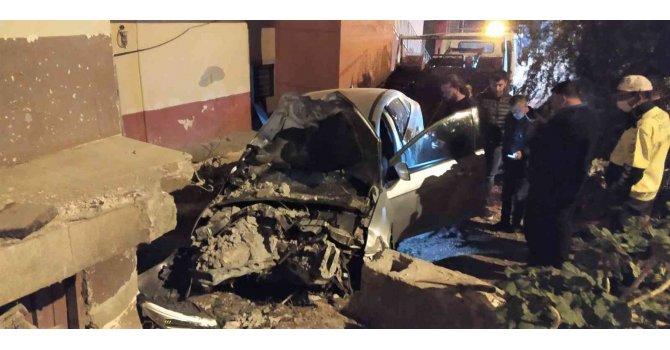 Kontrolden çıkan otomobil evin duvarına çarptı: 3 yaralı