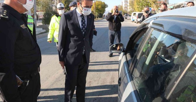 Kaymakam Bingöl, sürücülere ve yolculara emniyet kemerinin önemini anlattı