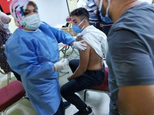 Liseliler aileleri ile birlikte aşı oldu