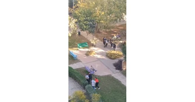 Antalya’da okul çıkışı kavga eden liseli kızları vatandaşlar güçlükle sakinleştirdi