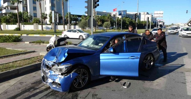 Kavşakta çarpışan otomobiller hurdaya döndü: 1 yaralı