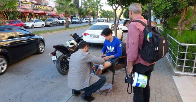 Otomobilin çarptığı motosiklet sürücü kask sayesinde kazayı ucuz atlattı