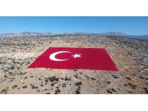 22 dönümlük araziye işlenen dev Türk bayrağı 20 günde boyandı