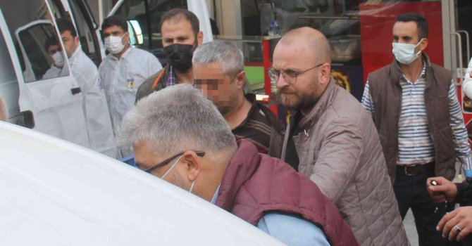 Babasını boğasını keserek öldürdü