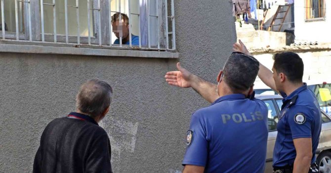 Sinir krizi geçiren madde bağımlısı ’süper’ genç evde kırılmadık eşya bırakmadı