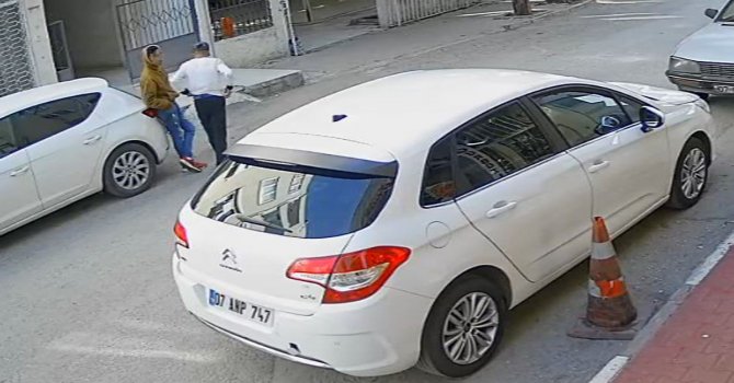 Antalya’da birisi gözetledi, birisi çaldı, diğer ikisi oyaladı