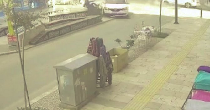 Bankta otururken ölümden döndü, olayı gören karısı koşup öperek sakinleştirdi