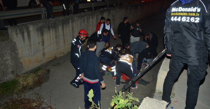 Otomobilin çarptığı genç cadde ortasındaki su kanalına uçarak yaralandı