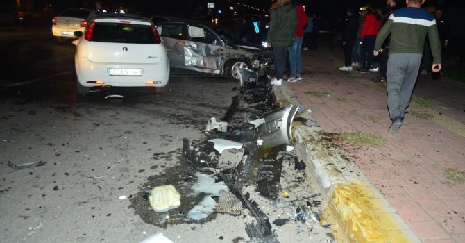 Karşı şeride geçen otomobil ortalığı savaş alanına çevirdi: 4 yaralı