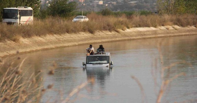 Sulama kanalına düşen kamyonette mahsur kalan karı-koca kurtarıldı