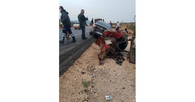 Hatay’da otomobil ile traktör çarpıştı: 2 yaralı