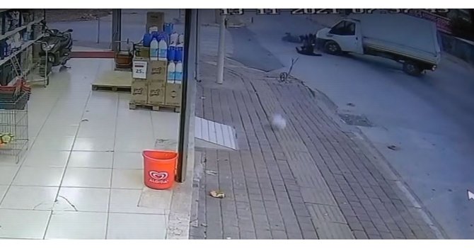 Motosiklet sürücüsü, çarpışmanın etkisiyle kamyonun üzerinden diğer tarafa uçtu