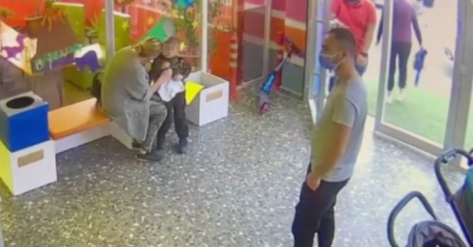 Kreşten yola fırlayan çocuğa okul servisi çarptı, ölümden saniyelerle kurtuldu