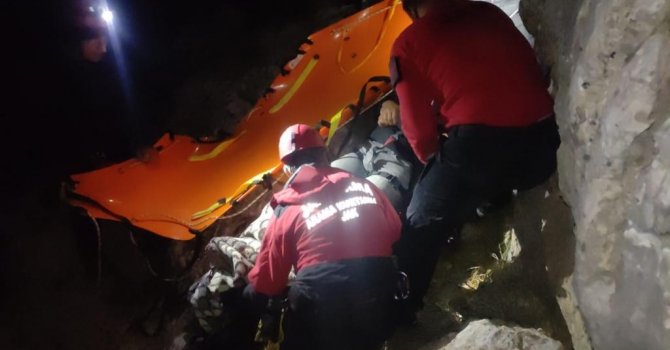 Kayalıklarda mahsur kalan paraşütçüye filmleri aratmayan kurtarma operasyonu