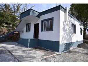 Yangında evleri küle dönen aileler yeni evlerine kavuştu