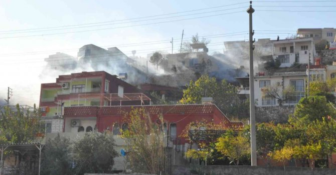 Otluk yangını mahalleliyi sokağa döktü, alevler evleri teğet geçti