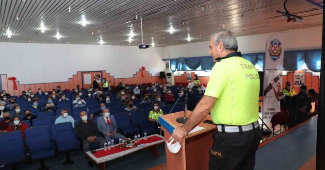 Polis, okul servis şoförlerine ve rehber personeline eğitim verdi