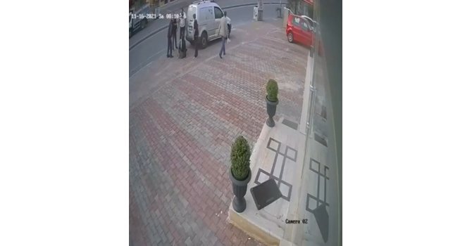 Kaldırımda bekleyen kadın geri gelen aracın altında kalmaktan son anda kurtuldu