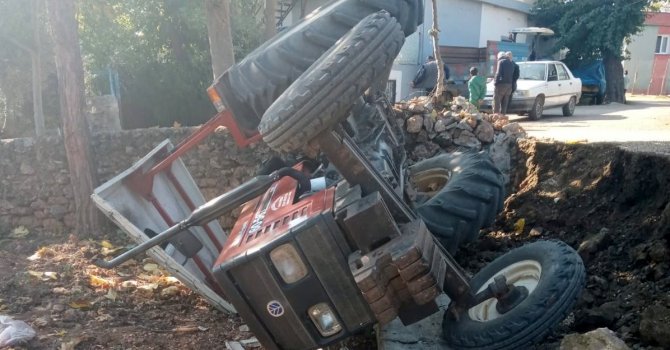 Devrilen traktörün sürücüsü yaralandı