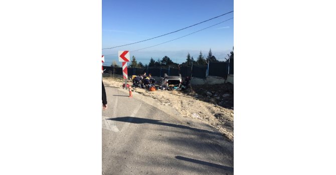 Kaza yapan otomobilden 9 yaralı çıkarıldı