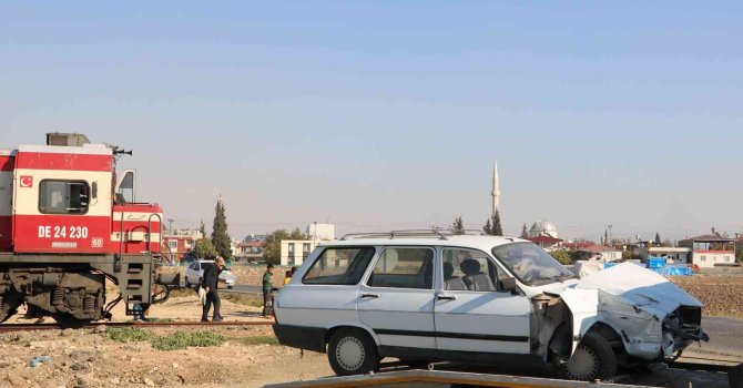Tren hemzemin geçitte otomobile çarptı, sürücü yaralandı