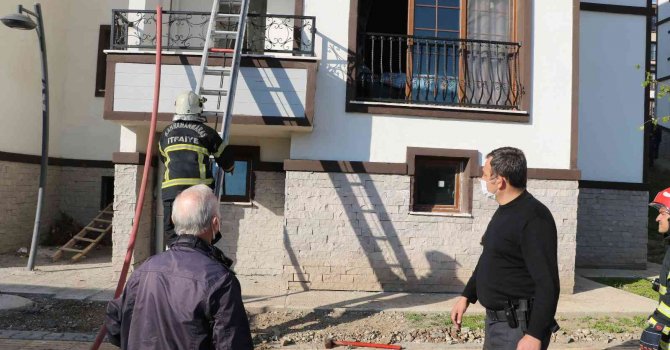 Evi yandı dert etmedi, "Bir daha yaparız" dedi