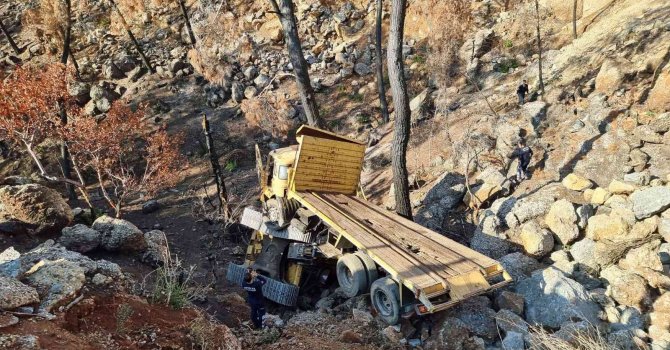 İş makinesi yüklü kamyon şarampole devrildi: 2 yaralı