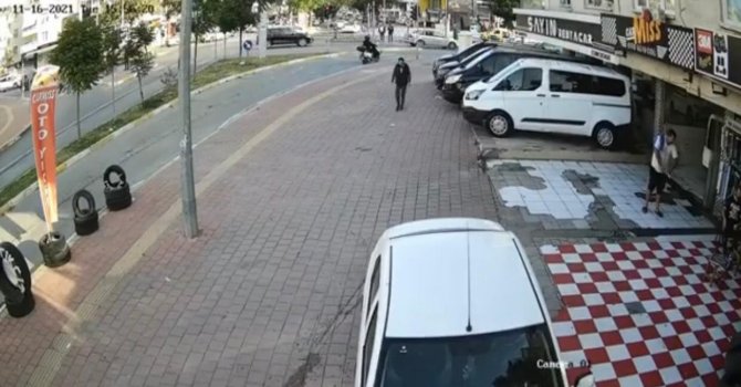 Yolda yürürken yerde gördüğü telefonu alıp yürümeye devam etti