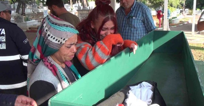 Antalya’da babasının darp etmesi sonucu öldüğü iddia edilen minik Elif, toprağa verildi