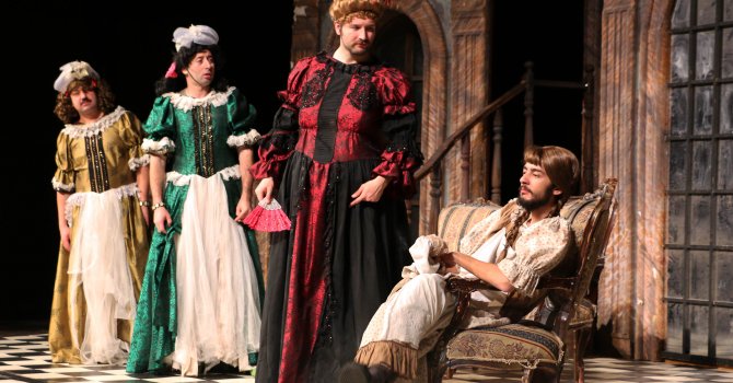 AKBEM’li öğrencilere tiyatro hediyesi