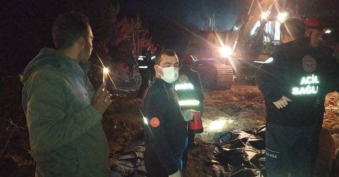 Kamyon yükünü boşaltırken uçuruma yuvarlandı: 2 ölü