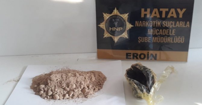 Uyuşturucuları aracın ses sistemine gizlemişler