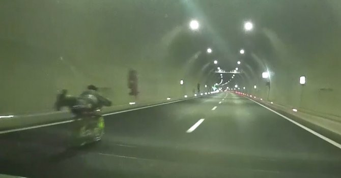 Yatarak kullandığı motosikleti trafikten men edildi