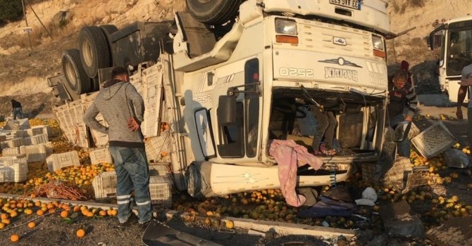 Kamyon otomobile çarptı, tonlarca narenciye yola savruldu