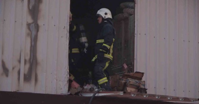 Yangında mahsur kalanlar olduğu söylenince ekipler demir kapıyı keserek içeri girdi