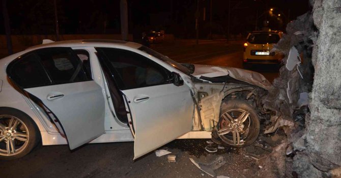 Direksiyon hakimiyetini kaybeden yabancı uyruklu sürücü duvara çarptı