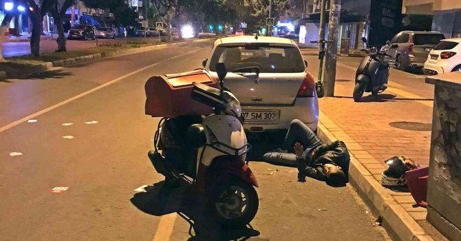 Tekeri patlayan motosiklet önce refüje ardından park halindeki otomobile çarptı