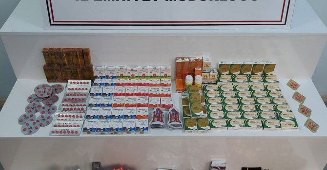 Isparta’da uygulama noktasında durdurulan otomobilden yüzlerce cinsel içerikli ürün çıktı