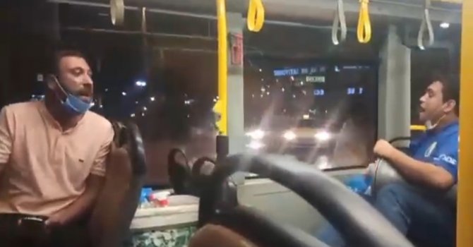 Seyir halindeki halk otobüsünde darbukalı eğlence