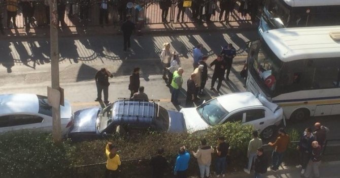 Halk otobüsünün freni patladı, kırmızı ışıkta bekleyen 6 araç zincirleme kazaya karıştı