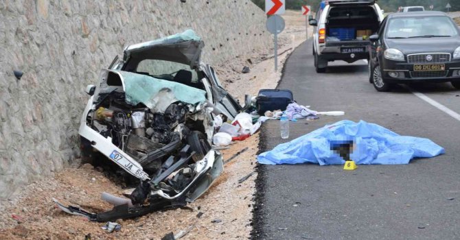 Antalya’da otomobil ve minibüs kafa kafaya çarpıştı; 1 ölü, 2 yaralı