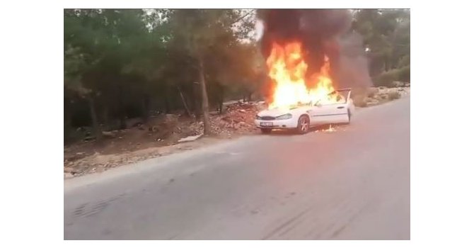 Sokak üzerinde park halindeki araç alev topuna döndü