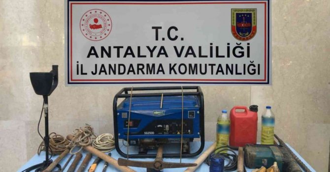 Antalya’da kaçak kazıya 3 gözaltı