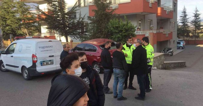 Direksiyon hakimiyetini kaybetti park halindeki 3 otomobile çarptı