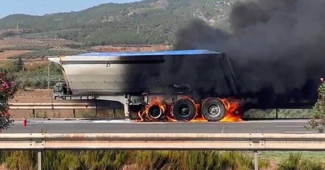Klinker yüklü tırın dorsesi alev alev yandı