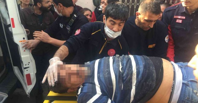 Ölmek isteyen genç yardıma gelen vatandaşın üzerine düşerek kurtuldu